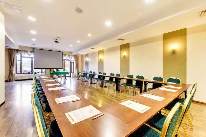 Na ile osób maksymalnie można zorganizować konferencję w Hotelu Amber?