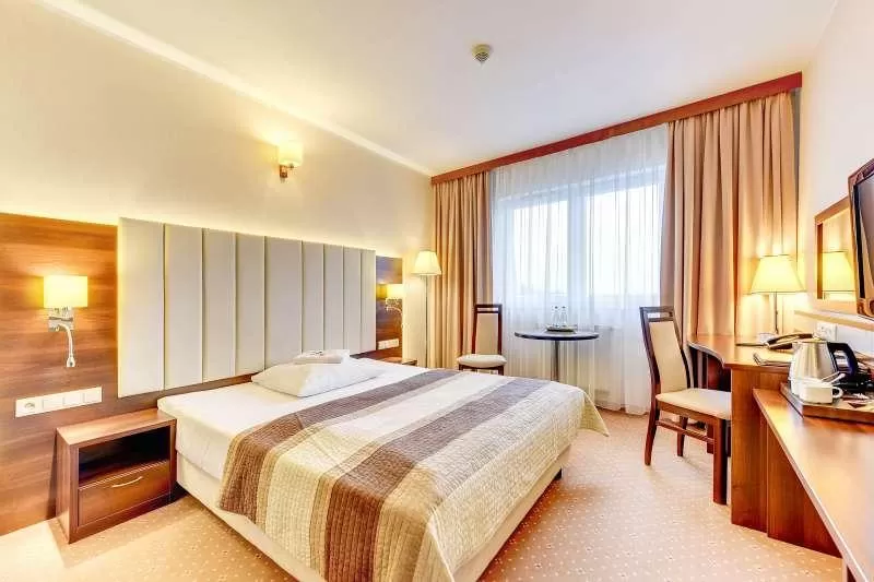 Jakie udogodnienia znajdziemy w pokojach w Hotelu Amber - czy jest sejf, lodówka itd.?
