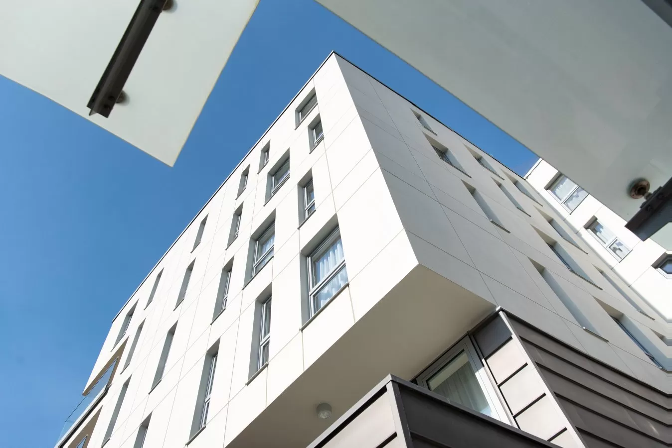 Czy Hotel Arkon posiada własny parking oraz czy za korzystanie z niego obowiązują dodatkowe opłaty?