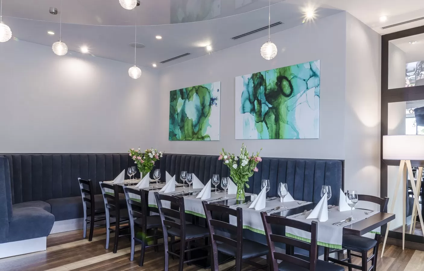 Czy w czterogwiazdkowym obiekcie Hotel Arkon Business & Sport znajduje się restauracja oraz w jakich godzinach jest czynna?