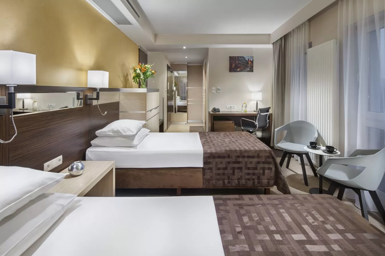 Jakie udogodnienia możemy znaleźć w pokojach znajdujących się w obiekcie Hotel Arkon**** Business & Sport - czy jest klimatyzacja, minibar itp.?