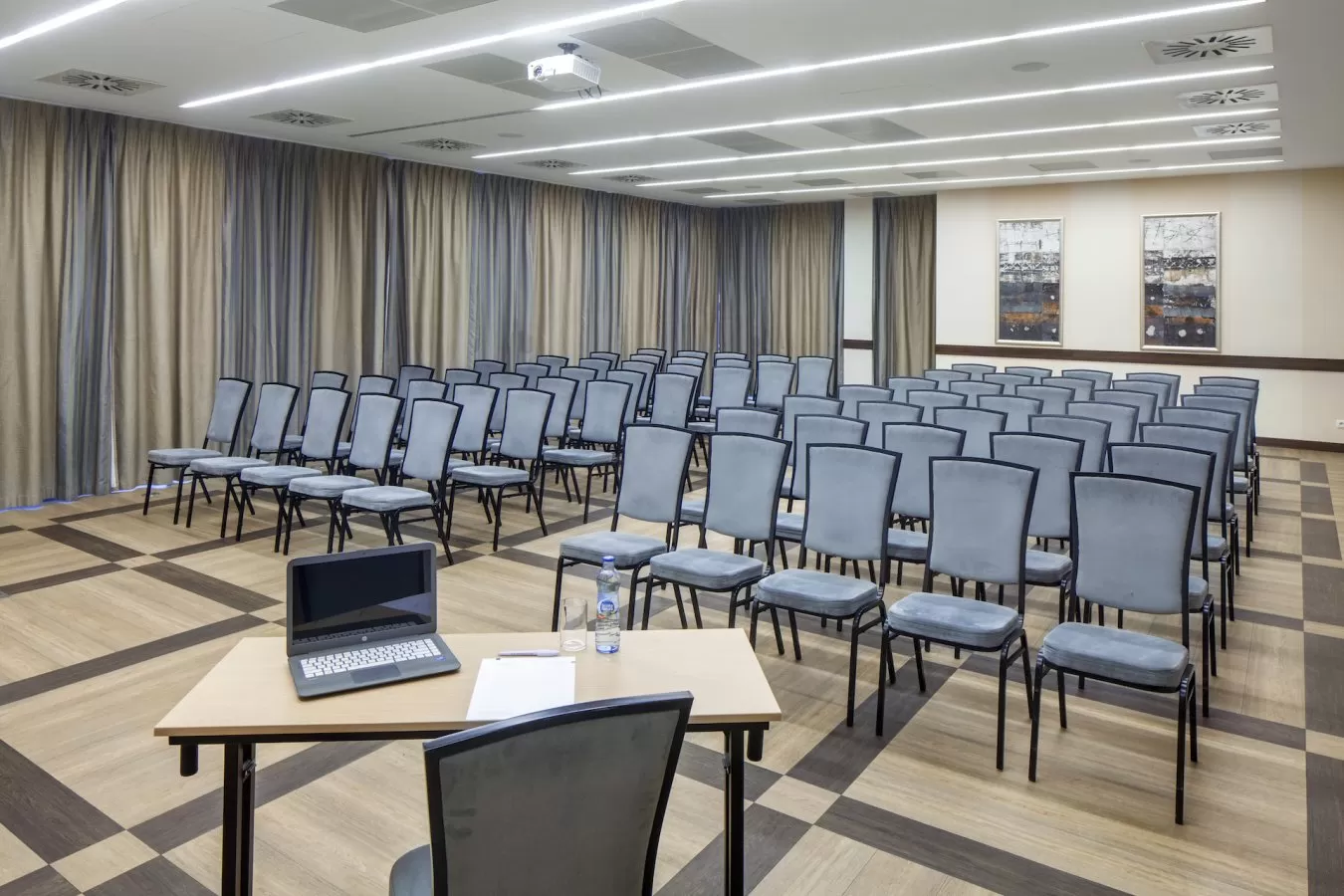 Iloma salami konferencyjnymi dysponuje Hotel Arkon i na ile osób maksymalnie można zorganizować w nich konferencję?
