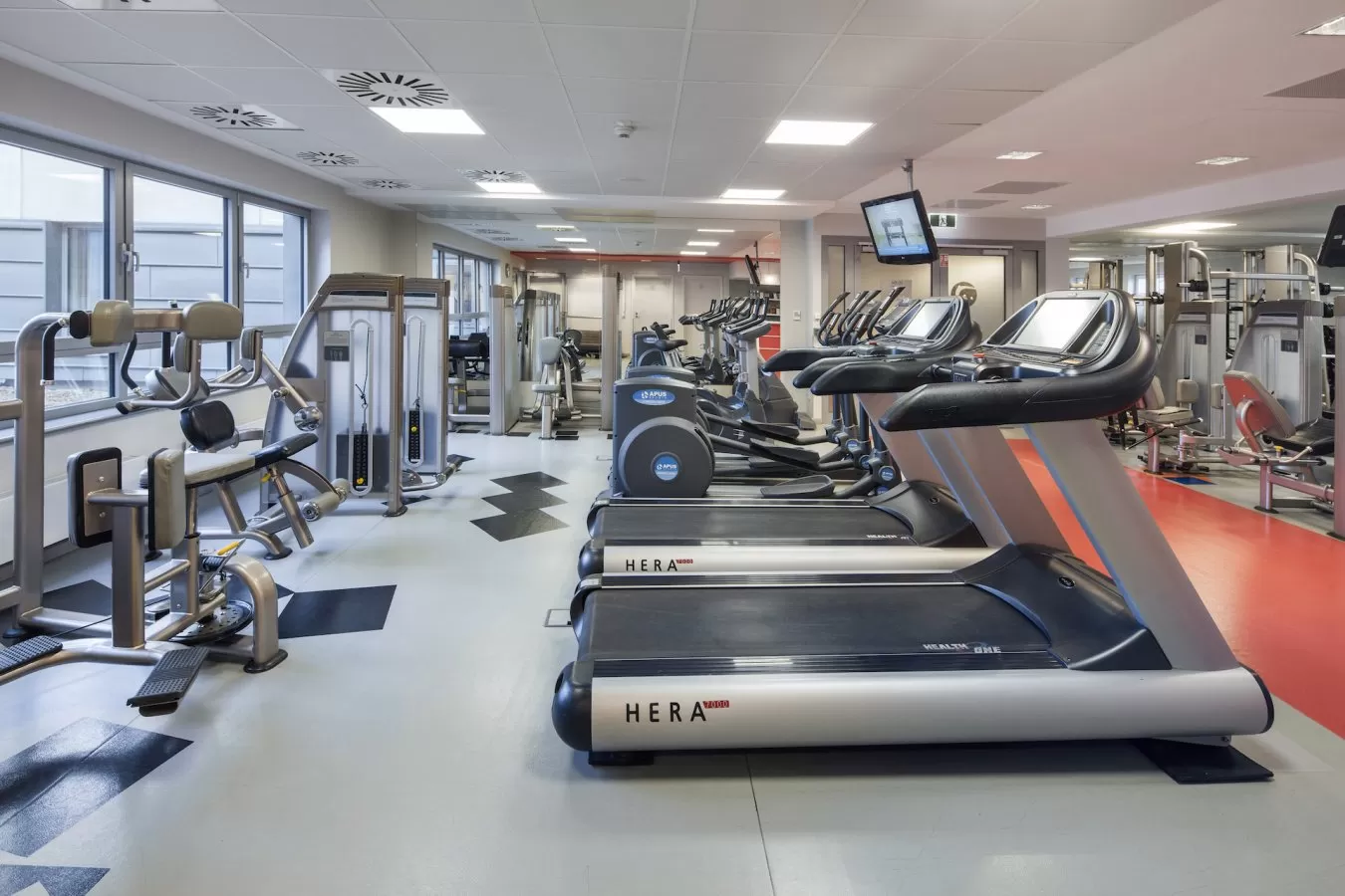 W jakich godzinach czynna jest strefa fitness znajdująca się w Hotelu Arkon?