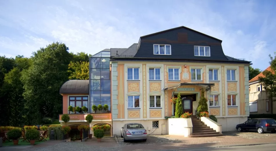 Czy Hotel Villa Eva dysponuje własnym parkingiem oraz czy w jego okolicy znajdują się też inne parkingi?