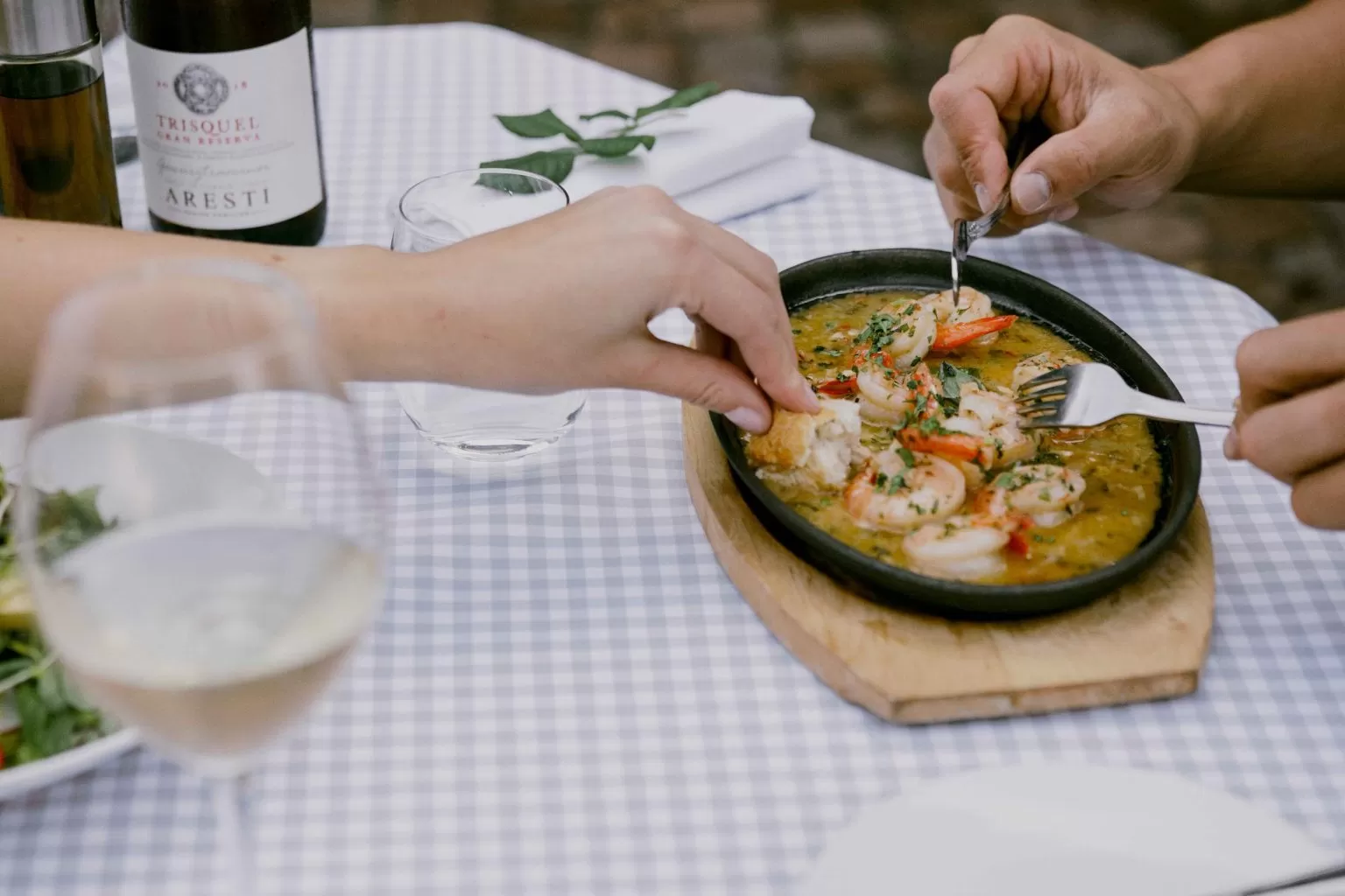 W jakich godzinach czynna jest restauracja w Hotelu Villa Eva oraz jakim menu dysponuje?