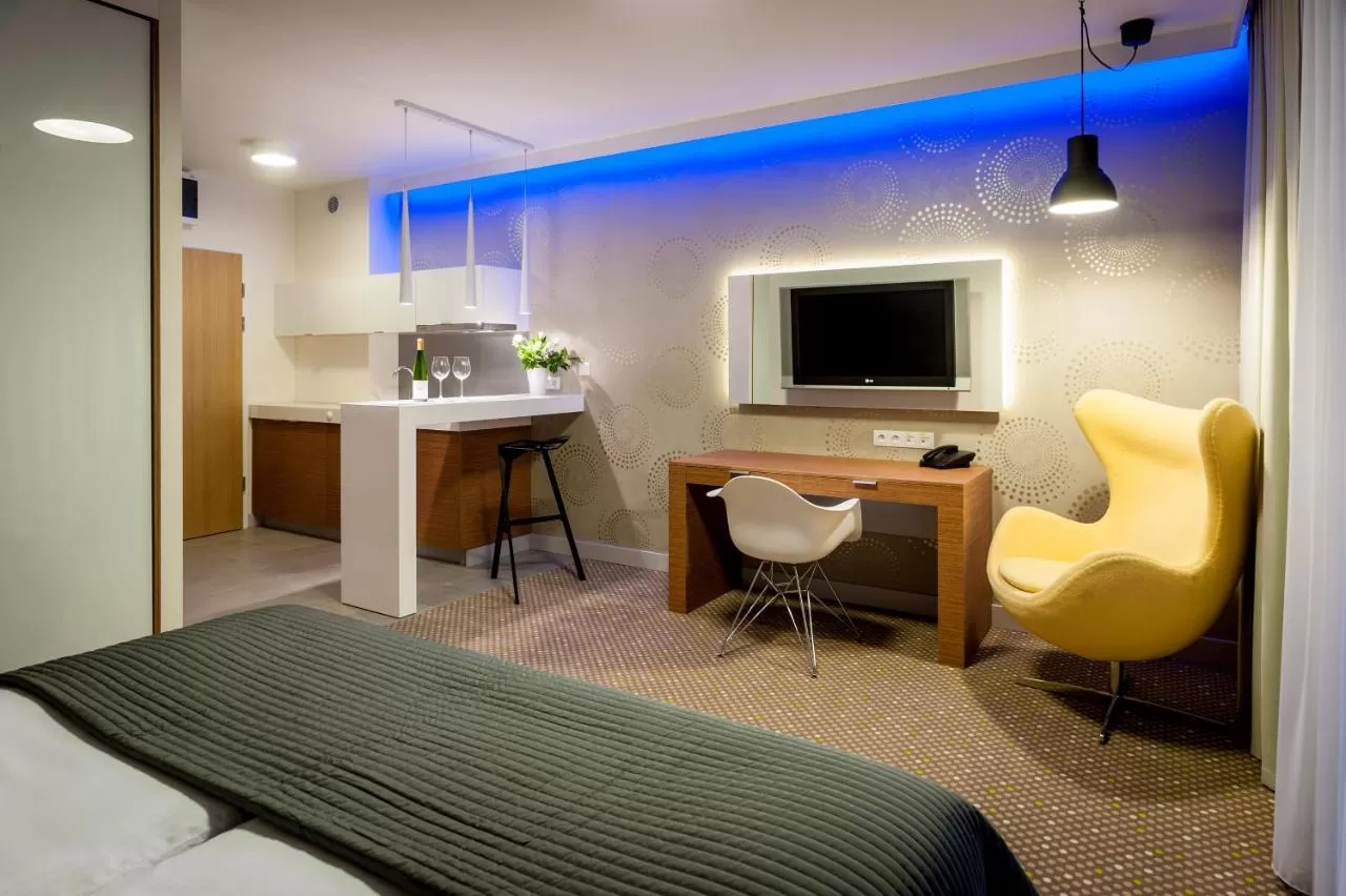 Jakie udogodnienia znajdują się w pokojach hotelowych – czy jest telefon, suszarka do włosów?