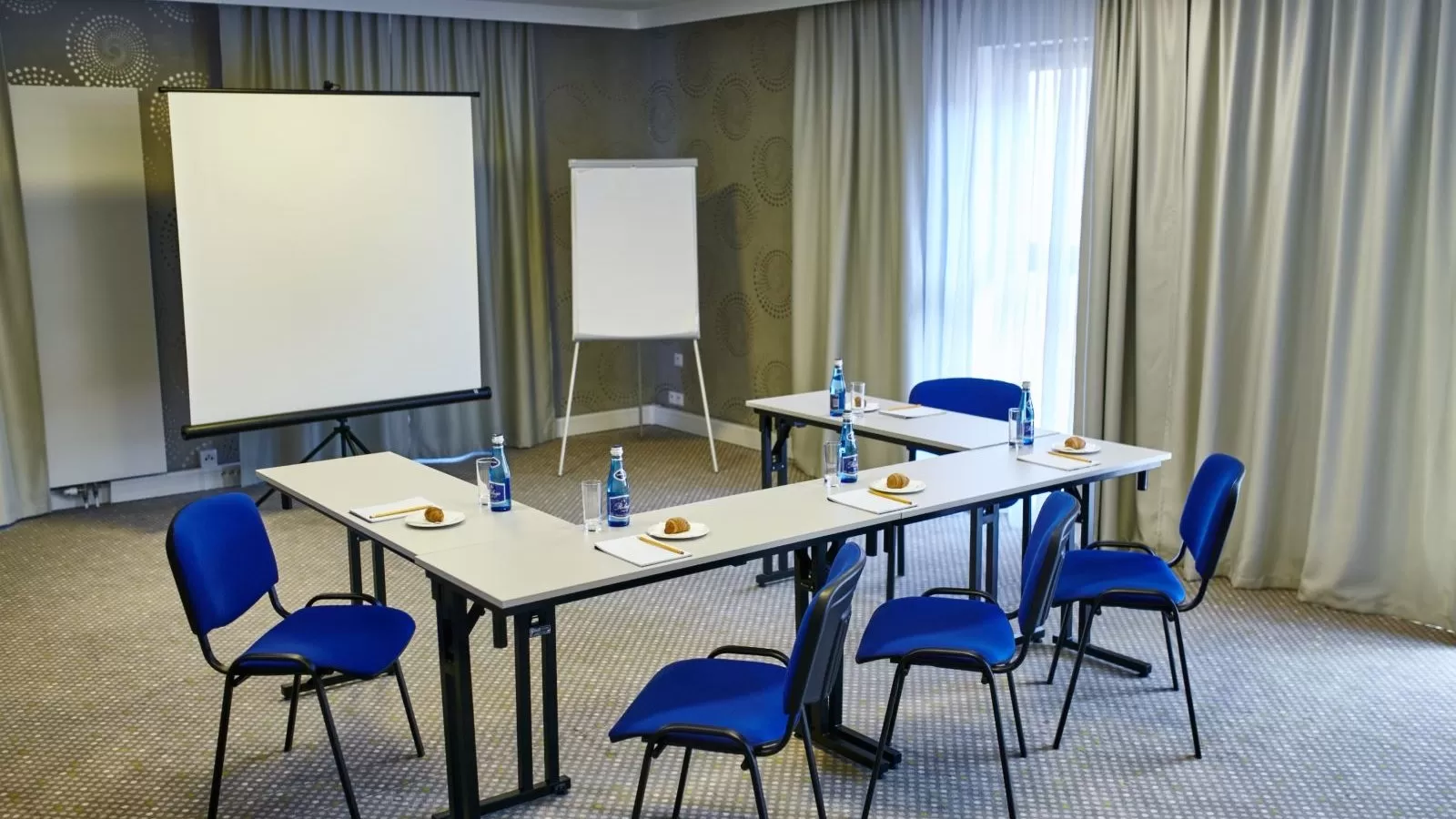 Na co składa się baza konferencyjna hotelu Invite i na ile osób maksymalnie można zorganizować tam konferencję?