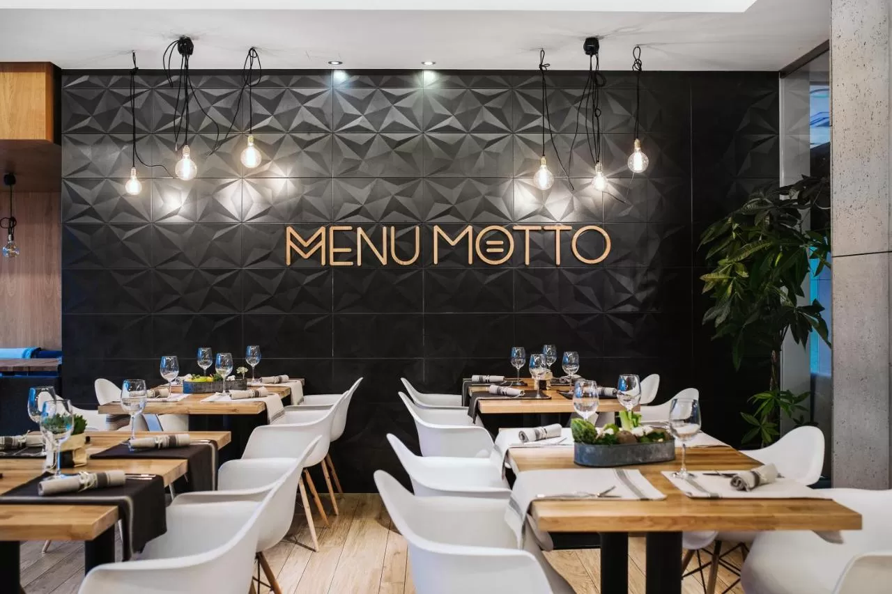 Czy w hotelu Invite znajduje się restauracja i w jakich godzinach jest ona czynna?