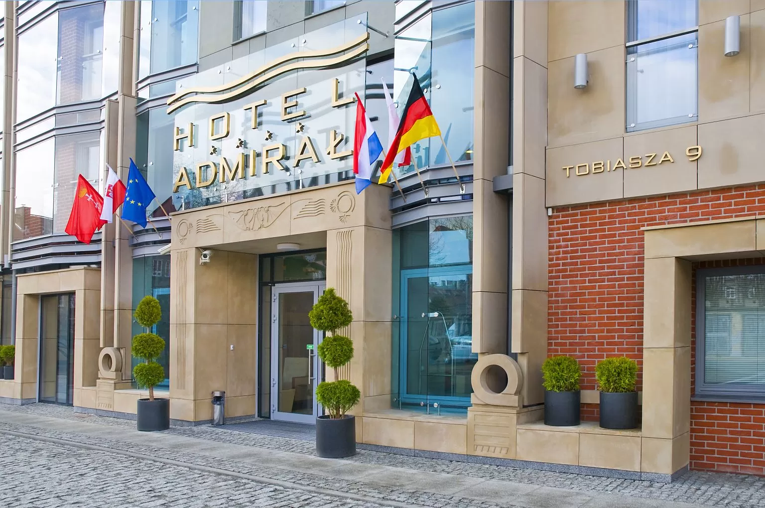 Czy Hotel Admirał dysponuje własnym parkingiem oraz czy w jego okolicy znajdują się też inne parkingi?