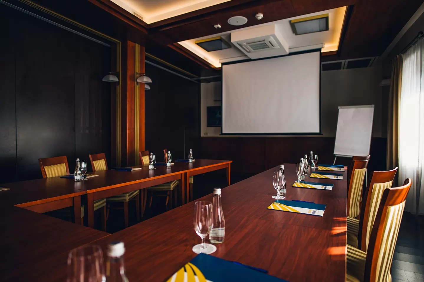 Na ile osób maksymalnie można zorganizować konferencję w obiekcie Hotel Admirał?