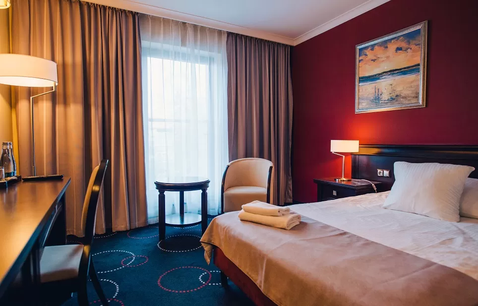 Jakie udogodnienia znajdziemy w pokojach hotelowych w obiekcie Hotel Admirał - czy jest sejf, mini-bar itd.?