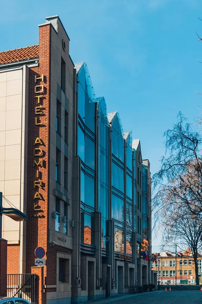 Z jakich atrakcji oferowanych przez okolicę Hotelu Admirał goście mogą skorzystać podczas swojego pobytu?