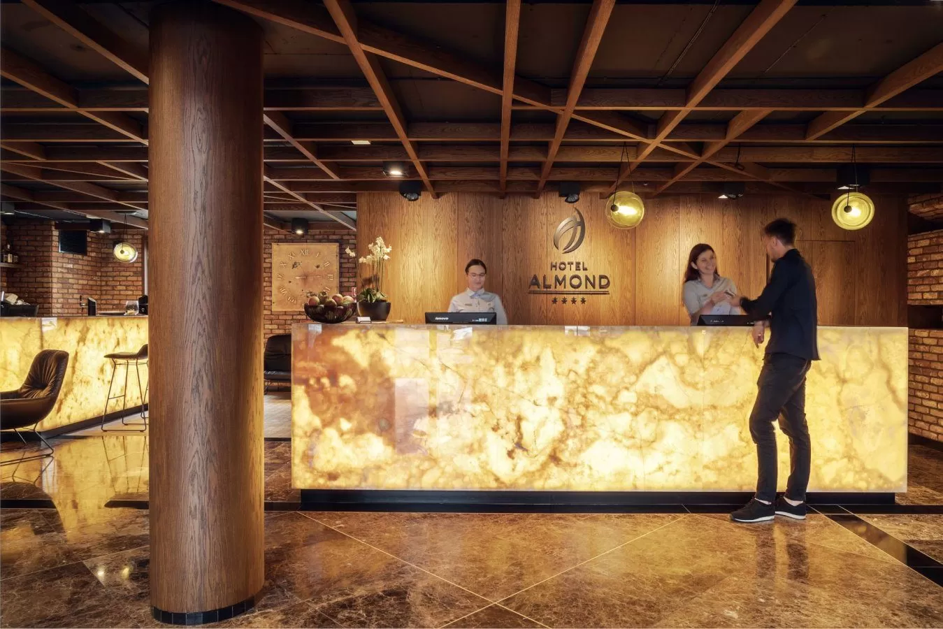 O której zaczyna się i kończy doba hotelowa w Hotelu Almond Business & Spa?