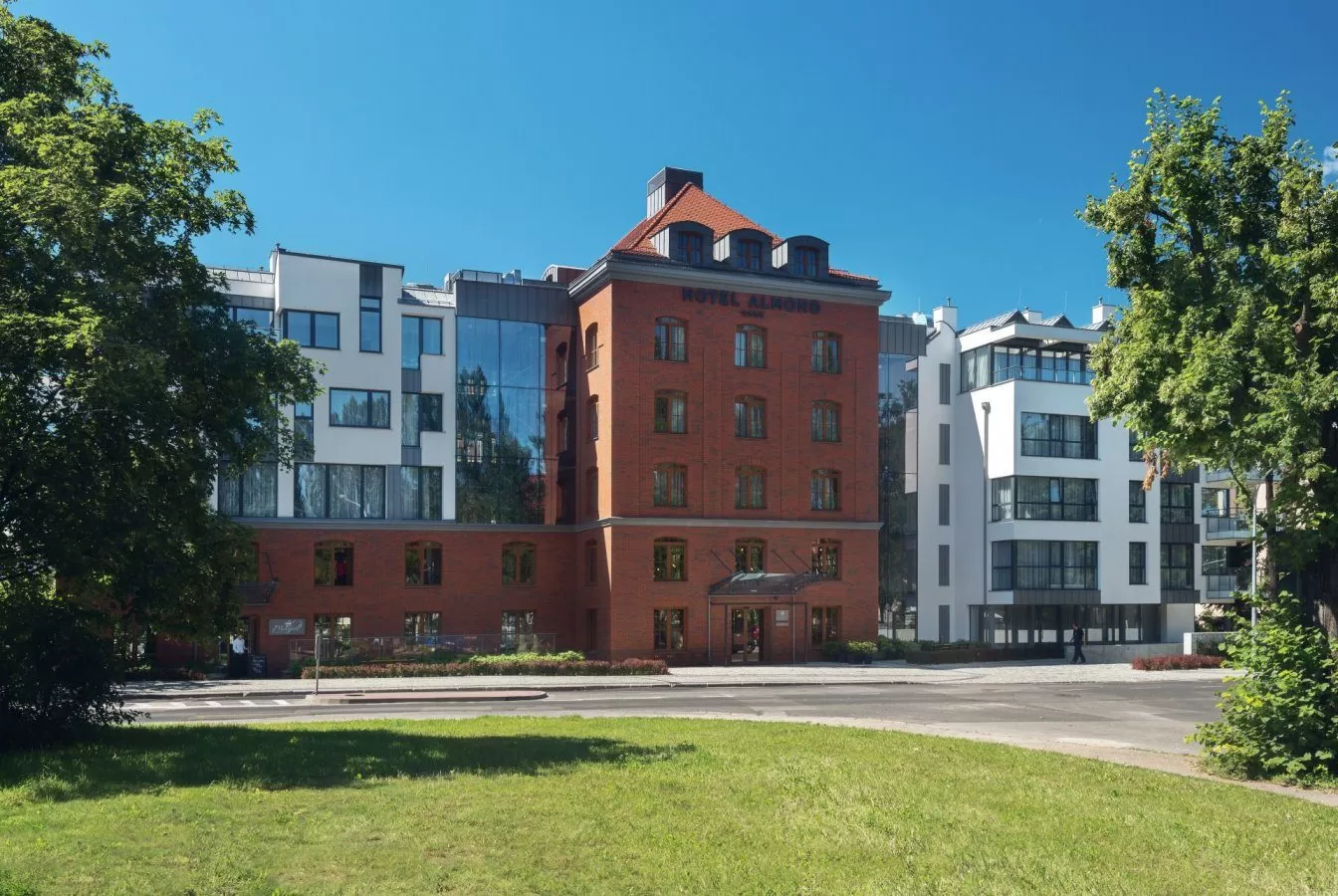 Czy Hotel Almond posiada własny parking oraz czy za korzystanie z niego obowiązują dodatkowe opłaty?