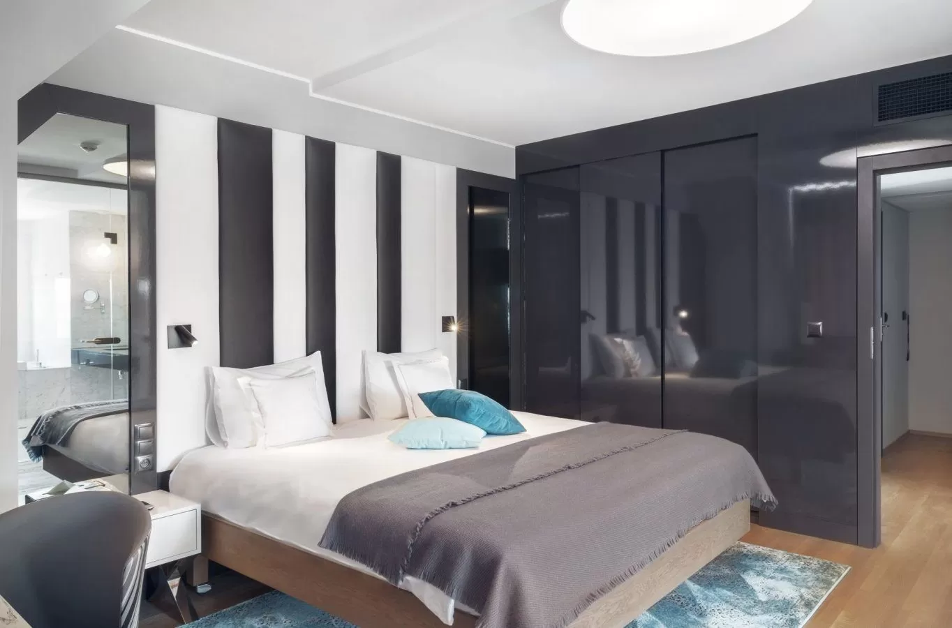 Jakie udogodnienia znajdziemy w pokojach hotelowych w obiekcie Hotel Almond - czy jest sejf, mini-bar itd.?