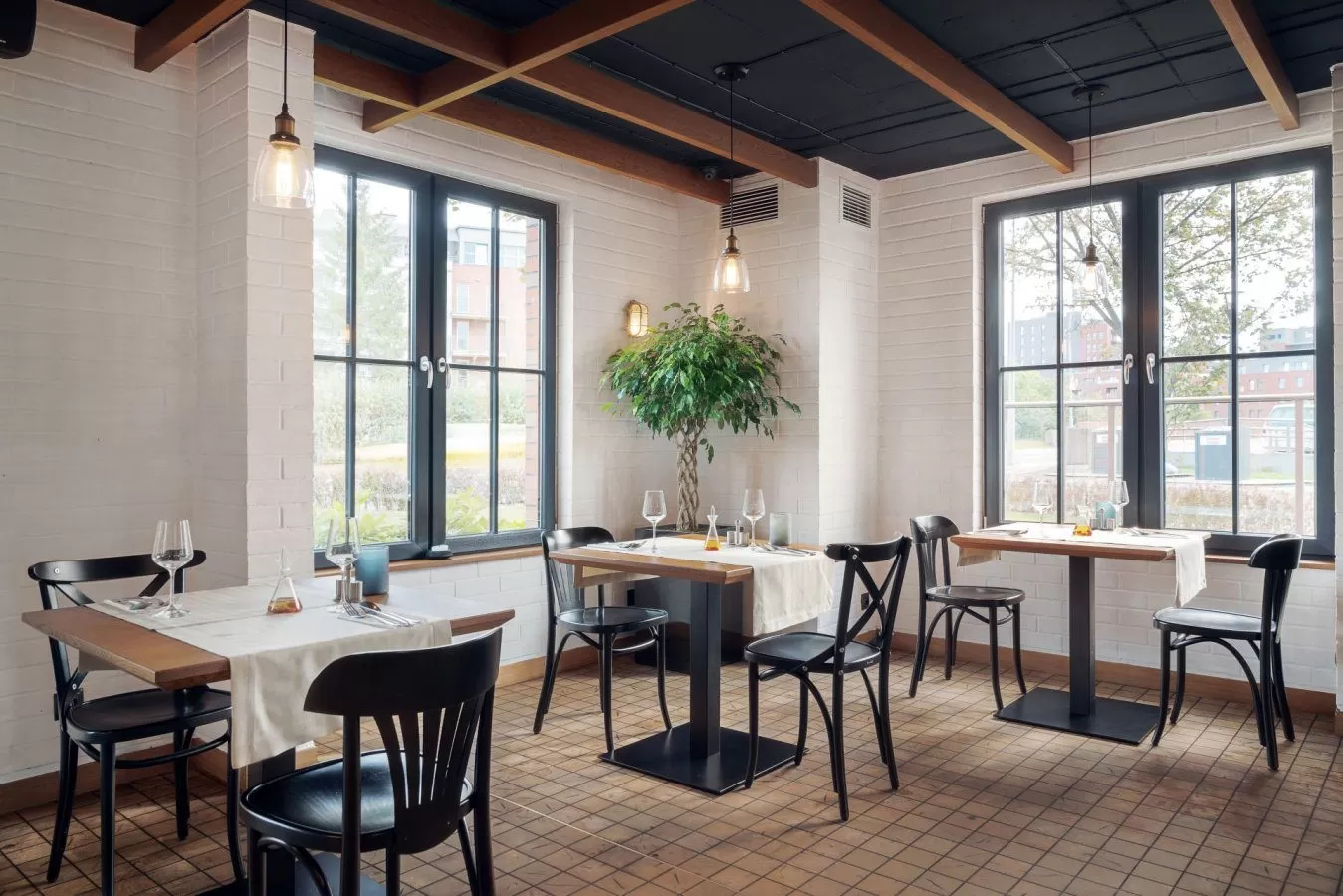 Czy w Hotelu Almond Business & SPA działa restauracja oraz jakim menu dysponuje?