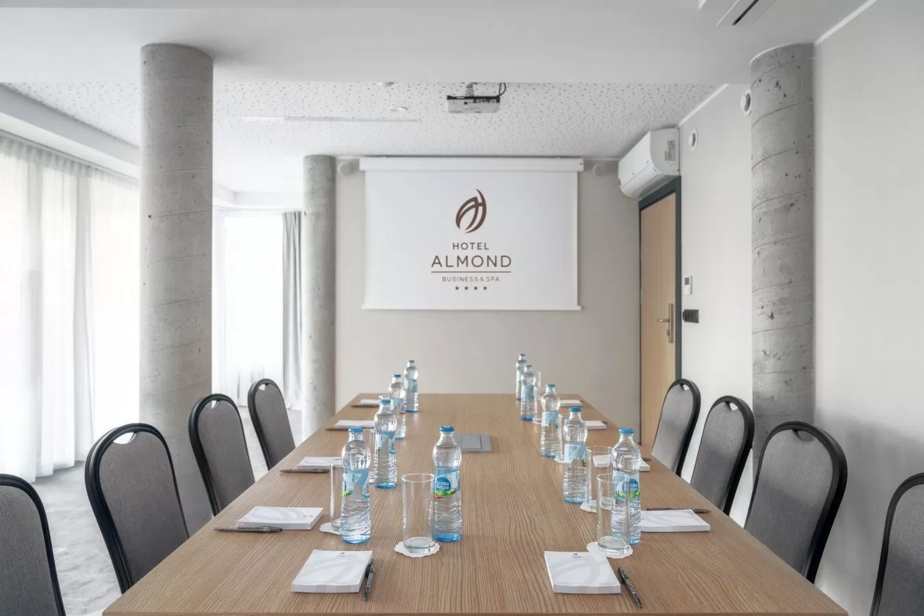 Iloma salami konferencyjnymi dysponuje Hotel Almond i na ile osób można zorganizować w nich konferencję?