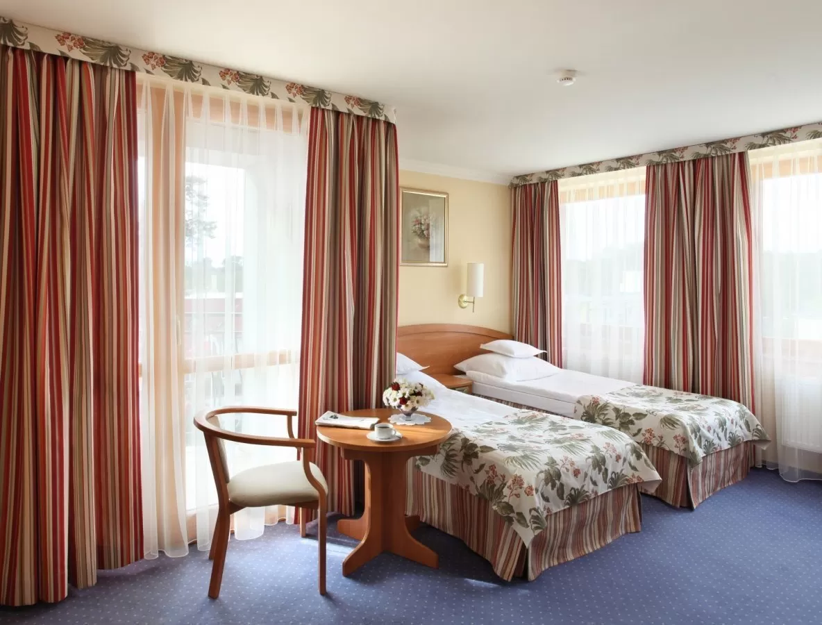 Iloma pokojami dysponuje Hotel Bartan Gdańsk Sobieszewo i jakie udogodnienia w nich znajdziemy?