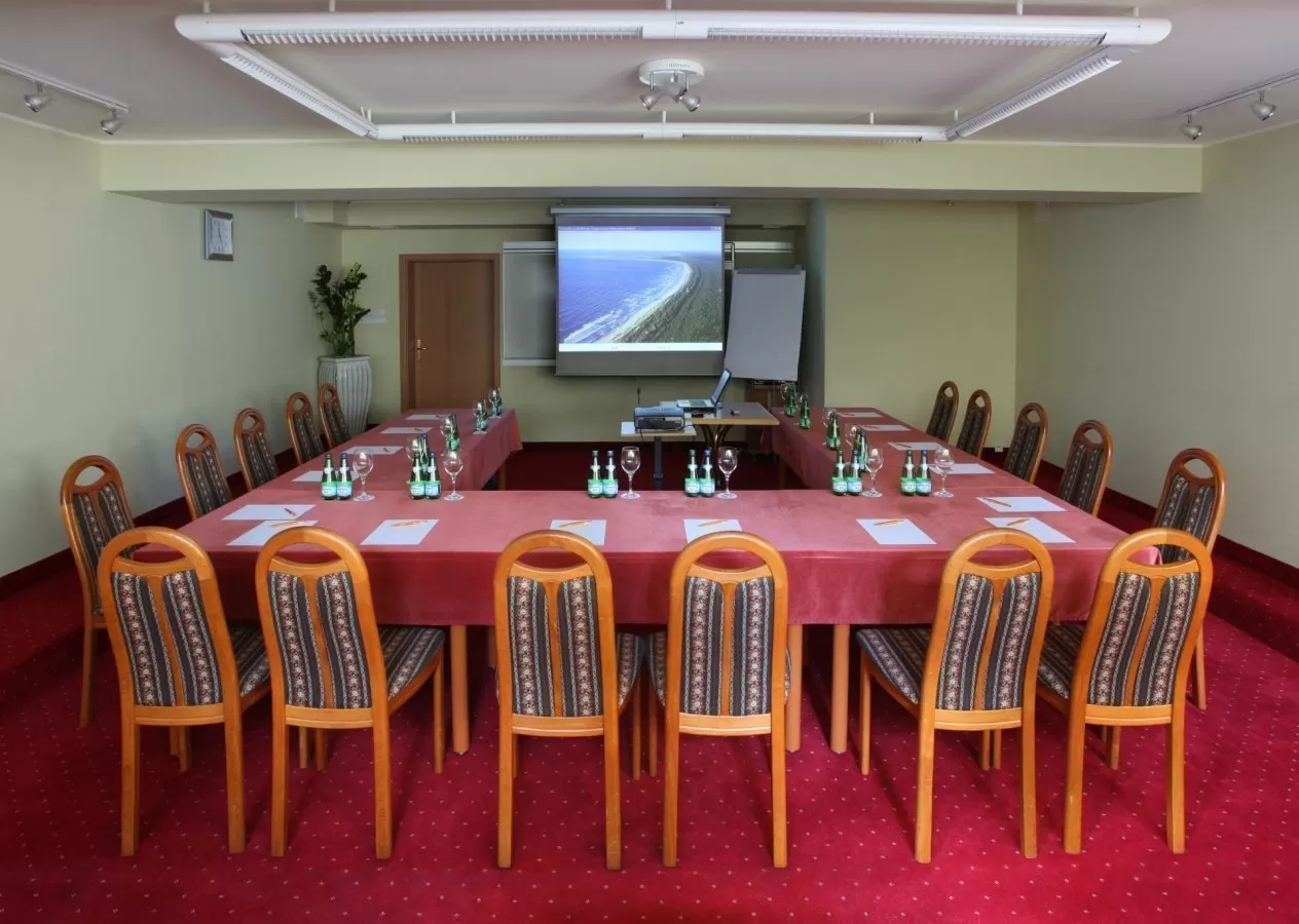 Iloma salami konferencyjnymi dysponuje Hotel Bartan oraz na ile osób maksymalnie można zorganizować w nich konferencję?