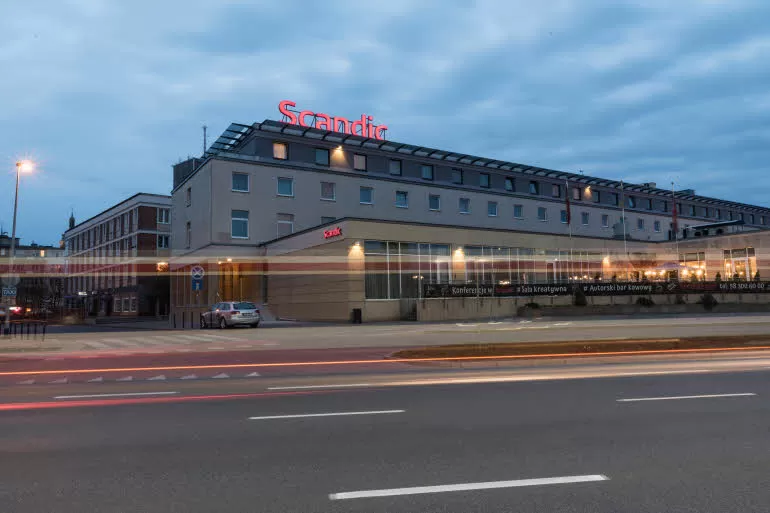 Czy Hotel Scandic Gdańsk dysponuje własnym parkingiem?