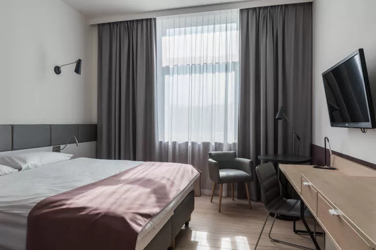 Jakie udogodnienia znajdziemy w pokojach hotelowych w obiekcie Hotel Scandic - czy jest minibar itd.?