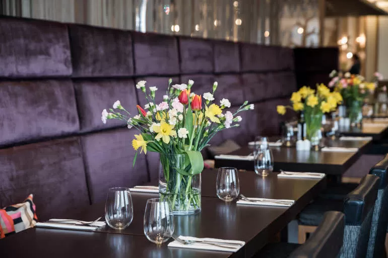 Czy w Hotelu Scandic działa restauracja oraz jakim menu dysponuje?