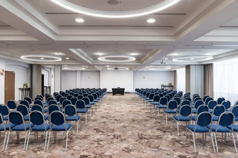 Na ile osób maksymalnie można zorganizować konferencję w Hotelu Scandic?
