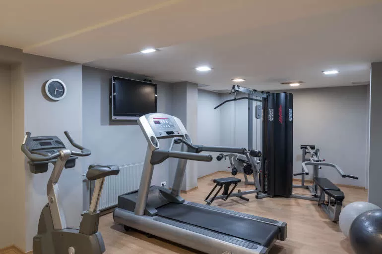 W jakich godzinach czynna jest strefa fitness znajdująca się w Hotelu Scandic?