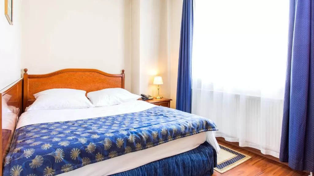 Co znajduje się na wyposażeniu pokoi hotelu Qubus Hotel Wrocław? Czy jest TV, minibar, itd.?