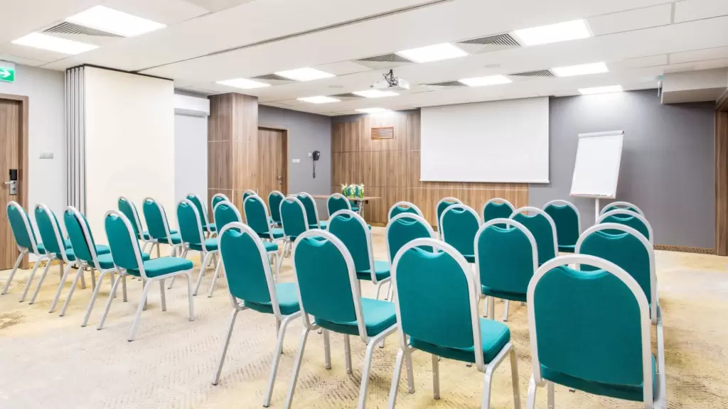 Na co składa się baza konferencyjna hotelu Qubus i na ile osób maksymalnie można zorganizować tam konferencję?