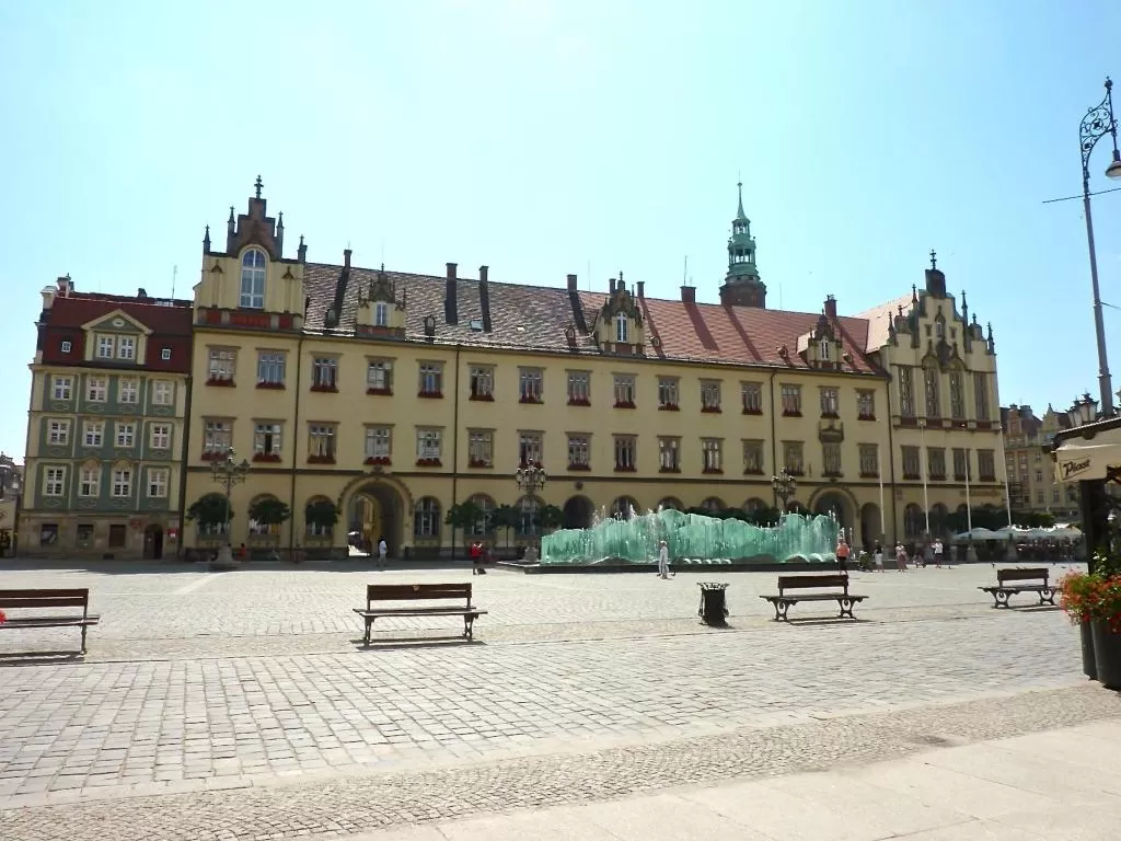 Czy hotel Qubus posiada własny parking oraz czy w jego okolicy znajdują się też inne parkingi?