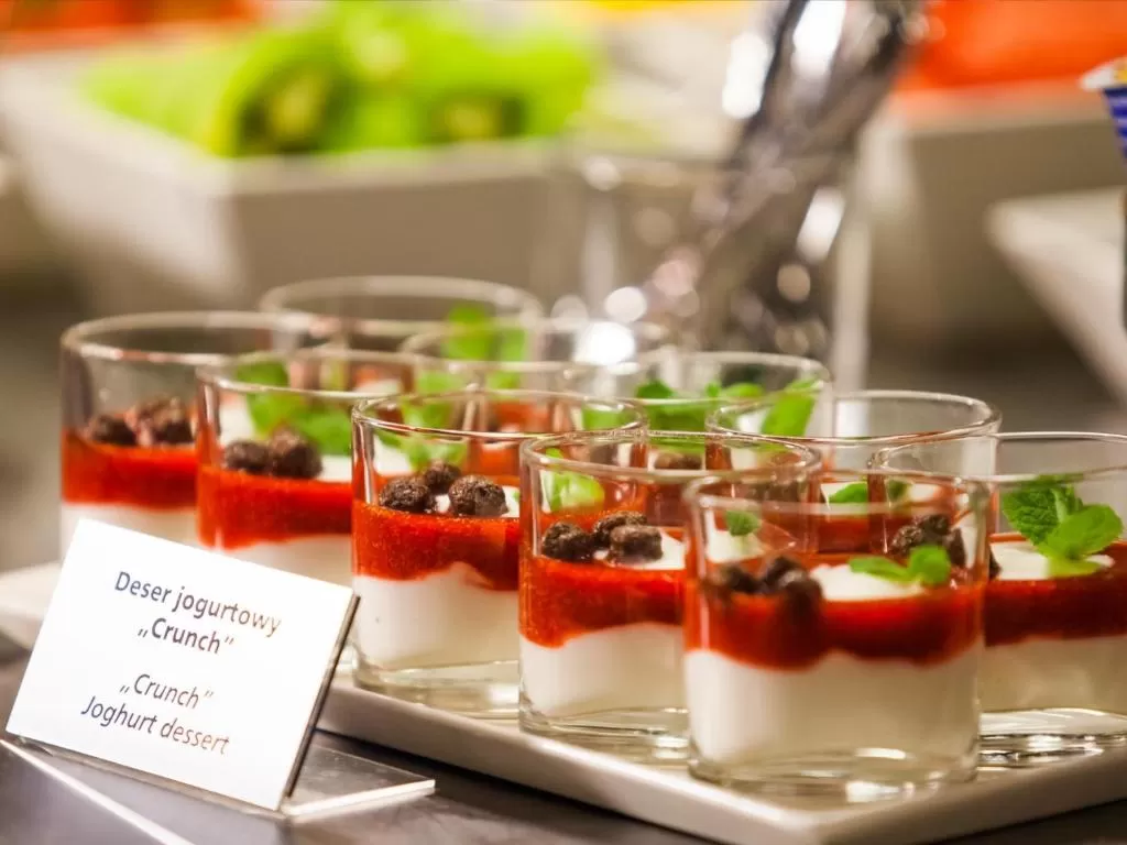 Co oferuje i w jakich godzinach czynna jest restauracja hotelu Qubus Wrocław?